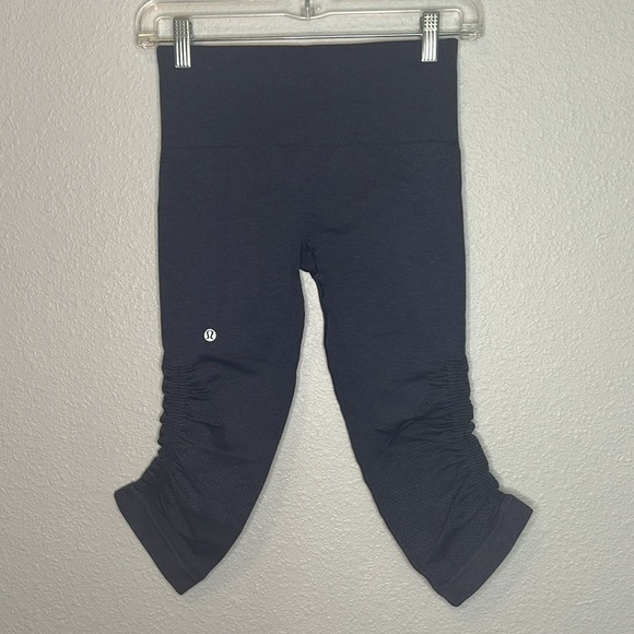 Lululemon In The Flow Ruched Seamless Crop Size 4 Inkwell - Picture 3 of 10